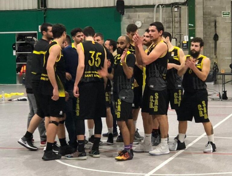 El sènior masculí A somriu després d’una pròrroga